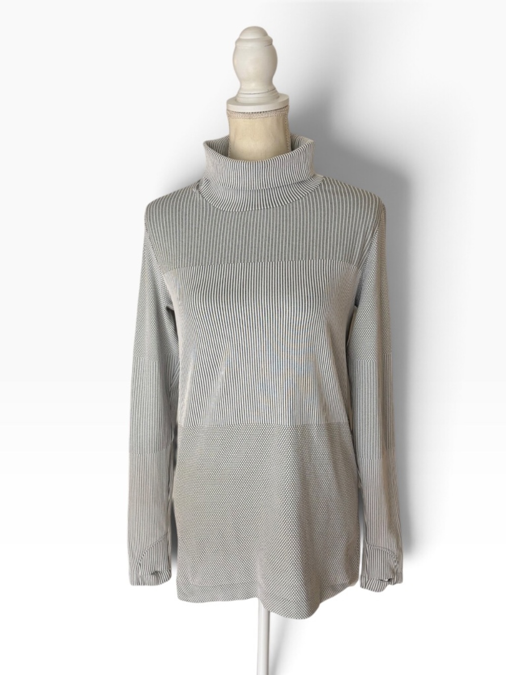 Athleta Flurry Baselayer Running Turtleneck Thumbhole Top Gray White M